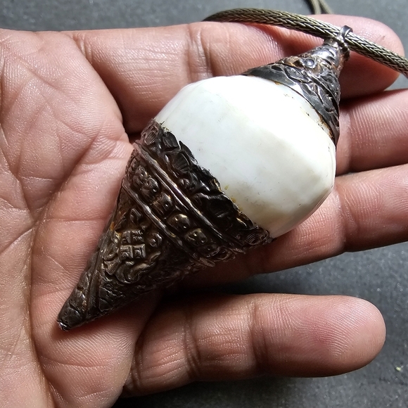 Vintage Sterling Silver Dipped Natural Conch Shell Necklace Ornate Pattern on a - Picture 5 of 8